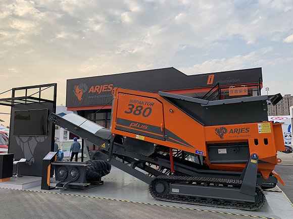 探秘进博会装备展:与最灵巧机械手玩包剪锤!