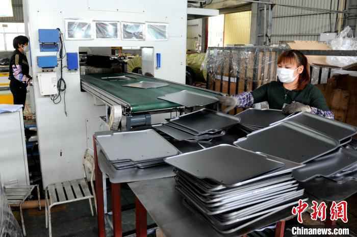 台企“泰峰金属工业”一派繁忙景象、工人有序复工复产。 张金川 摄 闽台精密机械产业园见闻:复工早 赶订单