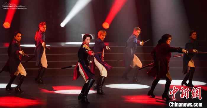 日本宝冢歌剧团OG在《剑与爱的光芒-爱着拿破仑的女人们》中的剧照。主办方供图 日本宝冢歌剧团OG亮相“相约北京”