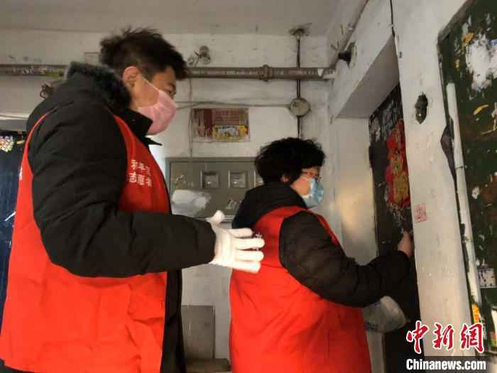 工作人员探访曹女士。 张志 摄 一位美籍华人在沈阳:人虽被隔离爱却充盈每个角落