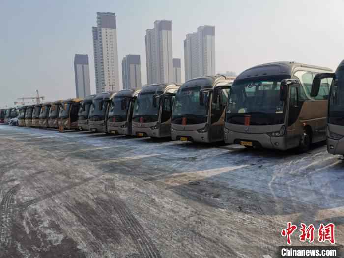 图为待命出发的订制专车。受访者供图 呼和浩特推出复工人员出行点对点专车定制服务