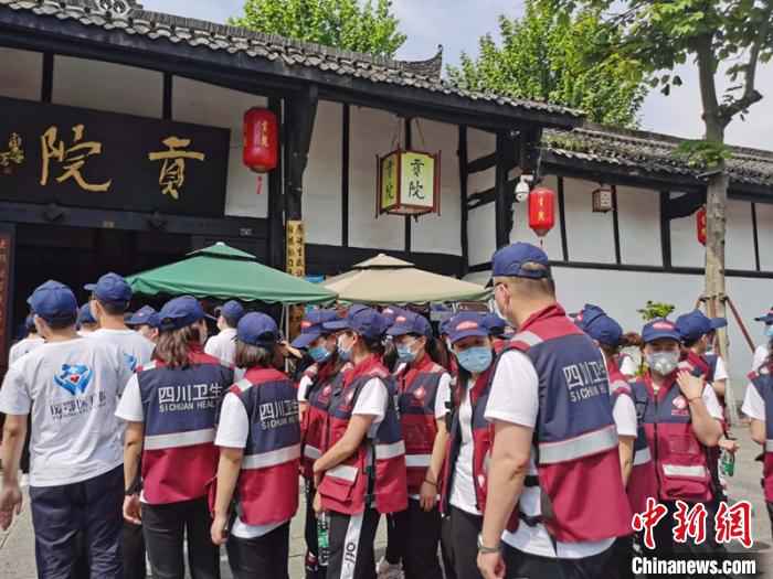 近百名一线抗疫医护人员打卡阆中古城贡院景点。 王爵 摄 百名“疫”线医护人员欢聚四川阆中古城 补过正宗中国年